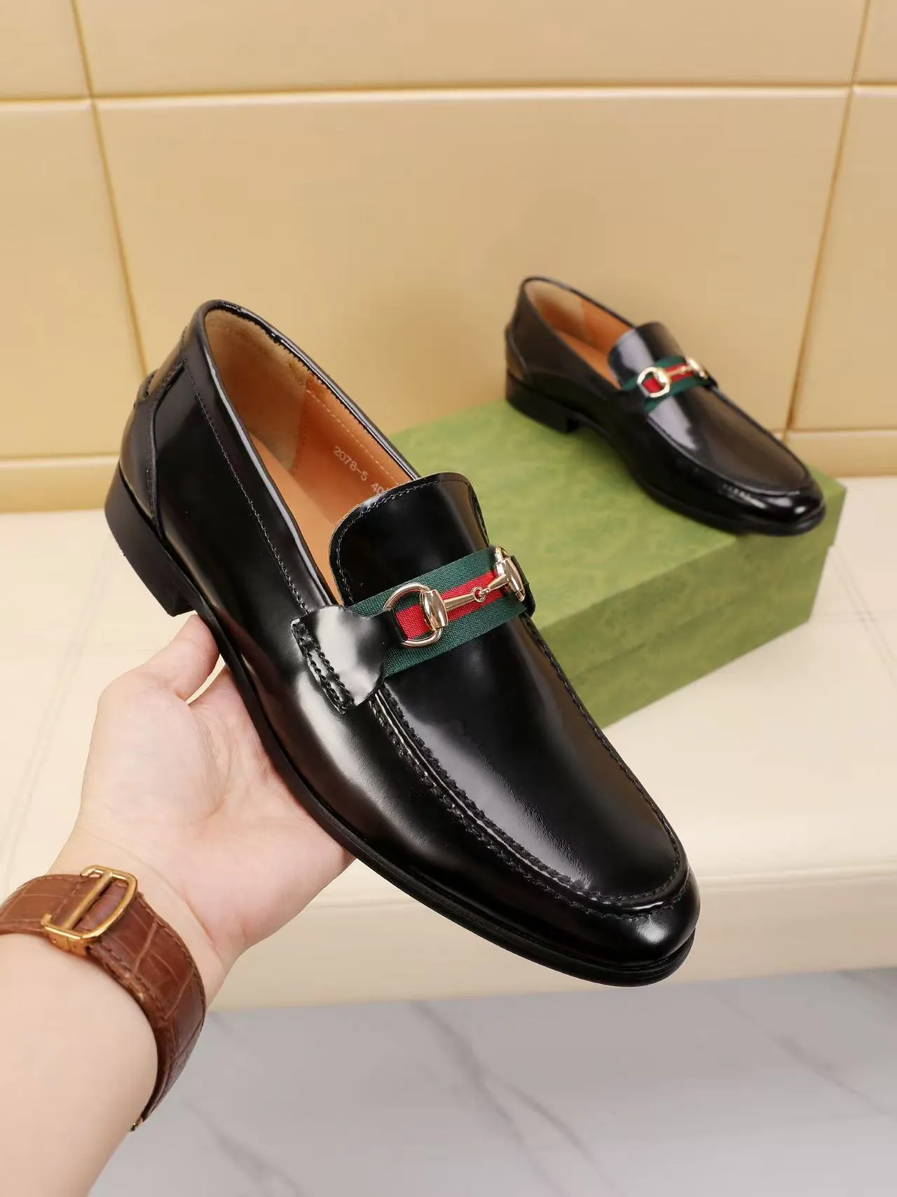Men's men's shoes 💰440 🆘【GUCCI】Gucci ·🐂里· Hot-selling beanie shoes, top brand luxury, top quality, latest fashion beanie shoes.. The upper is made of original high mercerized smooth cow suede. (Full top-layer water-dyed 🐂 leather and lining). The original stylish and stylish soft rubber wear-resistant and non-slip outsole is light and comfortable on the foot, available in 2 colors! Matching code: 39-45 (38.46. Customized)